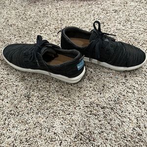 Women’s Toms tennis shoes